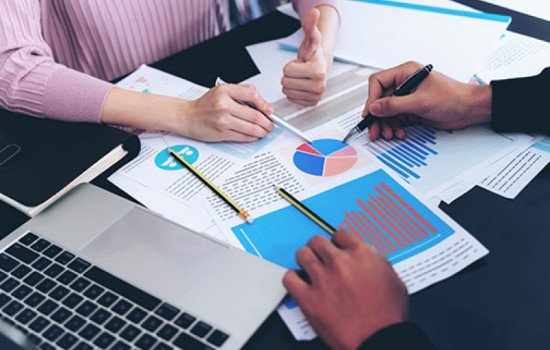 إدارة مشروعات التدريب والتطوير الإداري وفق أهداف الرؤية